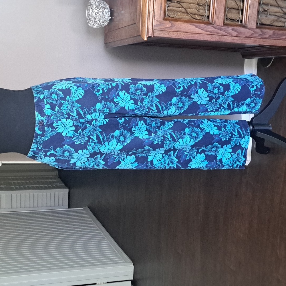 Hawaiian print cropped pants in size 12 with a length of 33 inches.